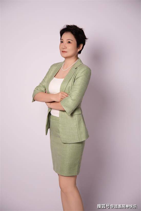 惊艳时尚圈！新星模特天娜（艺名）时尚与智慧的完美融合